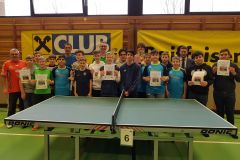 Die Mannschaftskapitäne sowie die drei besten Teams mit ihren Betreuern und dem Sponsorvertreter der Raiffeisenbank Mittleres Mostviertel Alexander Steinacher (3.v.r.) sowie dem NÖ Tischtennis Schulsportlandeskoordinator und Turnierausrichter Thomas Gamsjäger (hinten Mitte)